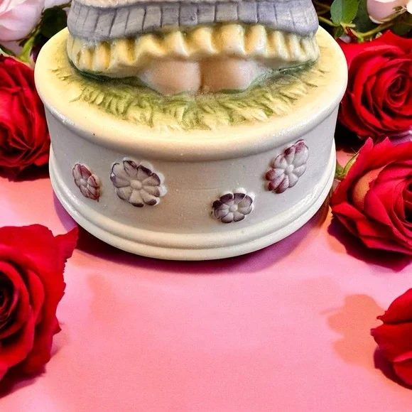 Vintage Flambro Fine Porcelain Rotating Music Box With Little Girl Taiwan - Picture 7 of 11